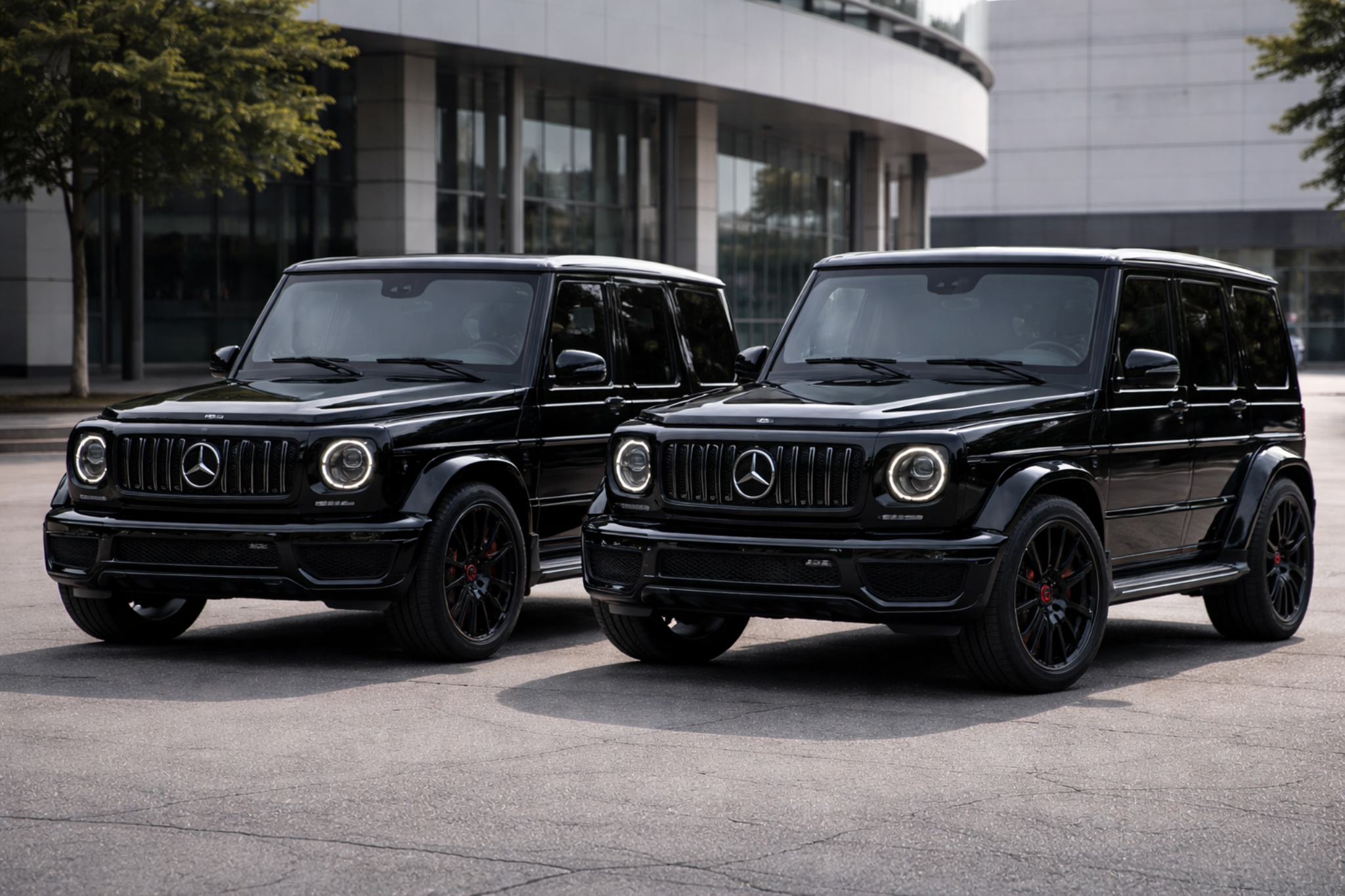 Dva crna Mercedes G-Class AMG parkirana jedan pored drugog