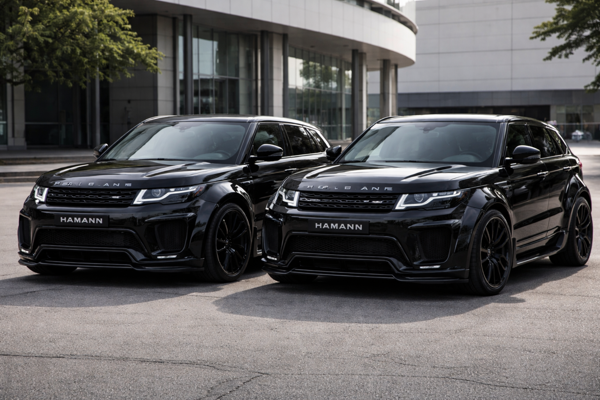 Dva crna Range Rover Evoque Hamann parkirana jedan pored drugog